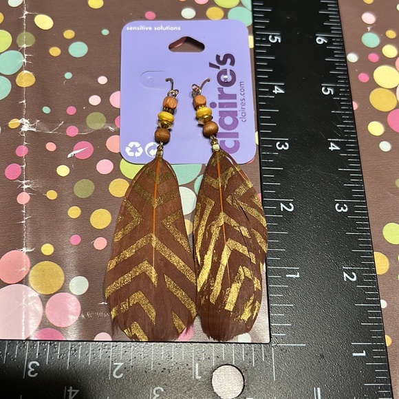 New Claire’s Gold Embellished Beaded Feather Earrings - Picture 4 of 4